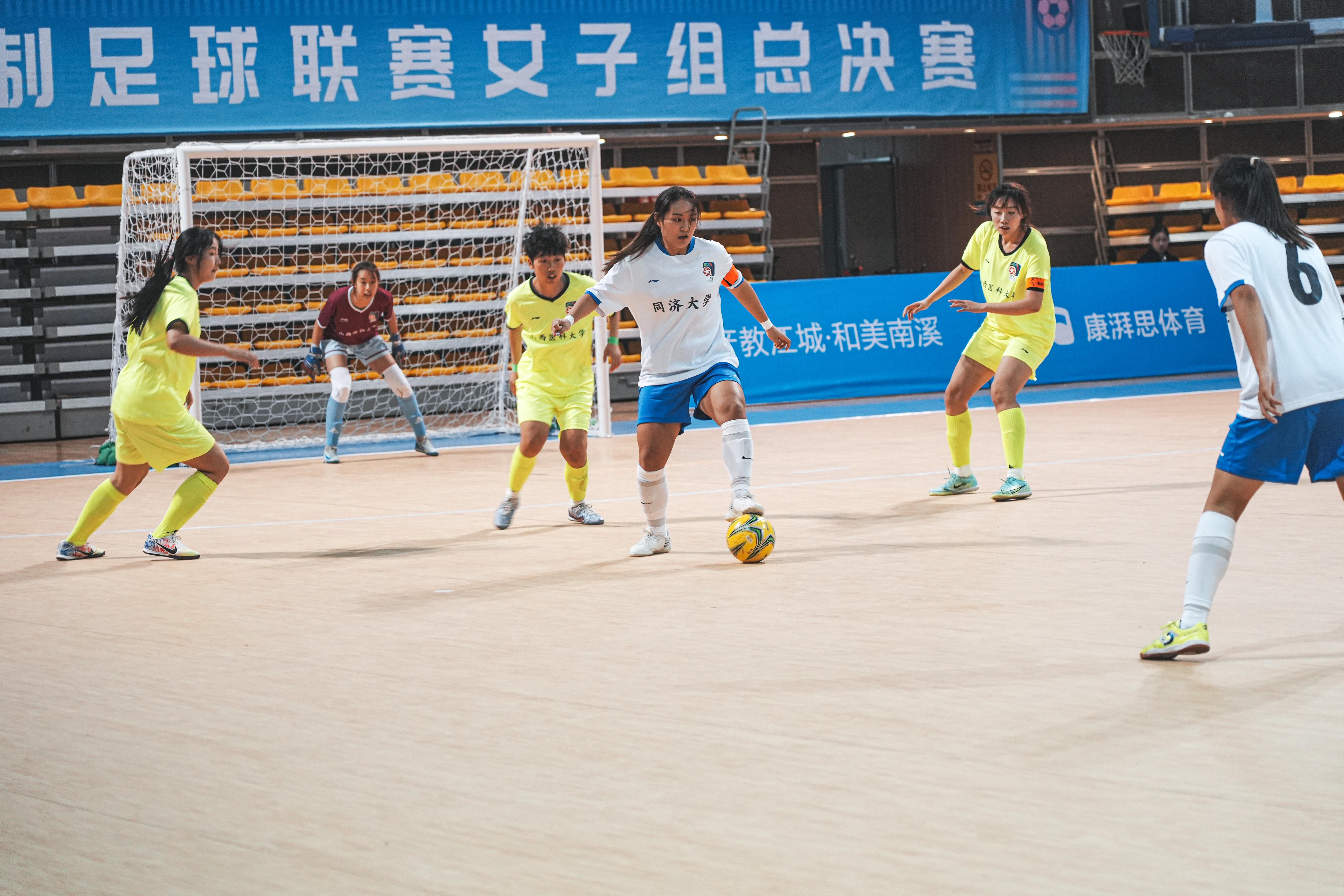 足球场上女性运动员的激情对决令人振奋的简单介绍