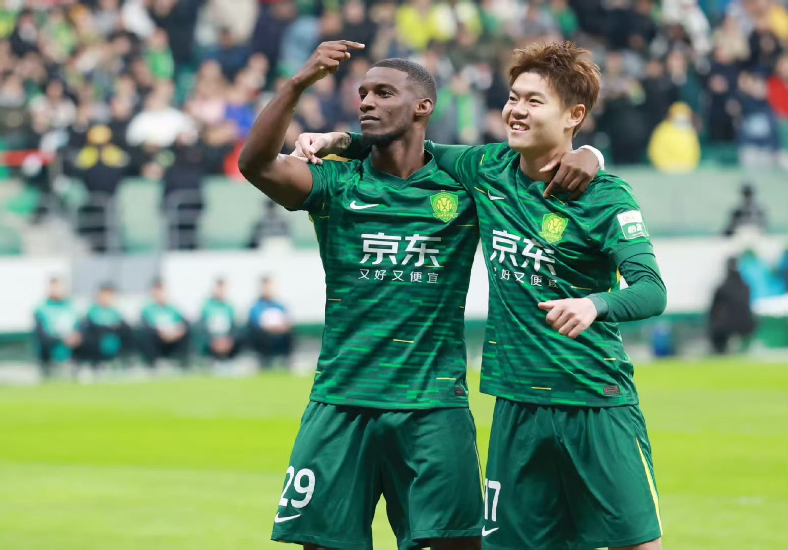 国安遭遇争议红牌，曼城乘势反超比分完成逆转的简单介绍