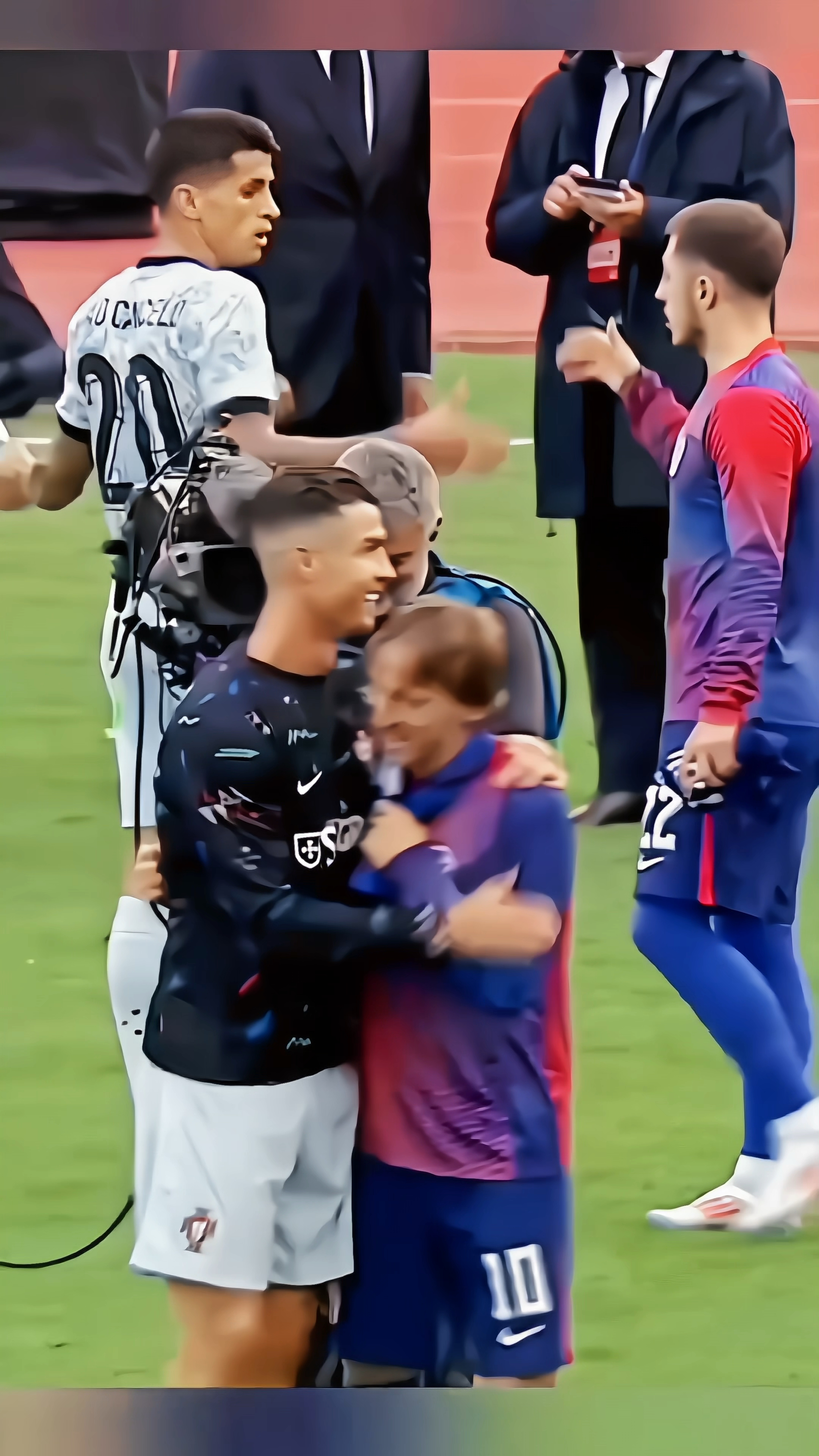 包含莫德里奇今日表现抢眼，姆巴佩整场无解，教练赛后亲自拥抱的词条