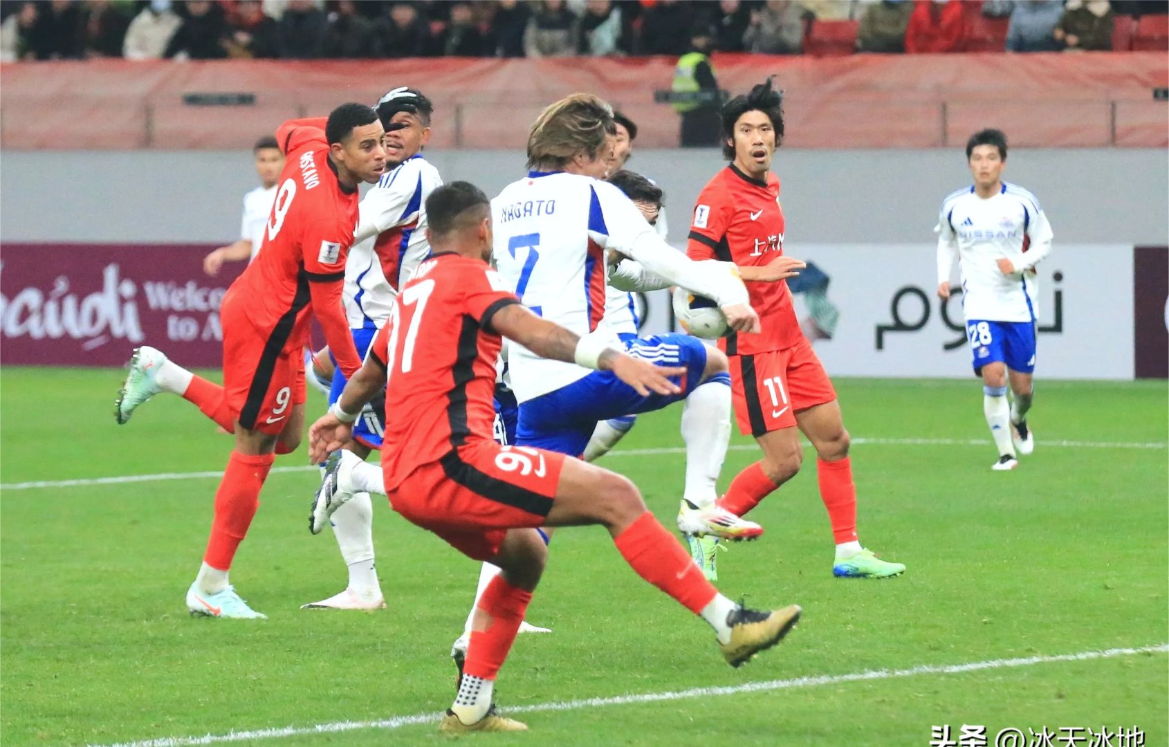 海港今日表现抢眼，皇马整场无解，教练赛后亲自拥抱的简单介绍